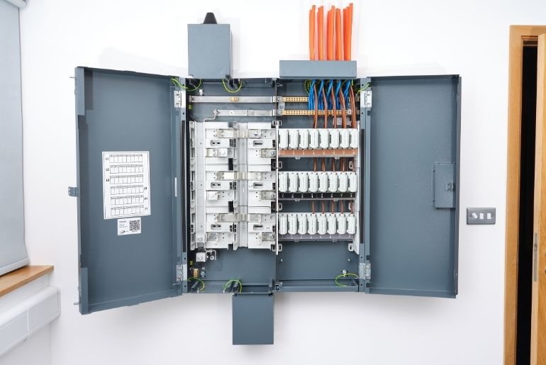 𝐋𝐮𝐜𝐲 𝐄𝐥𝐞𝐜𝐭𝐫𝐢𝐜 𝐃𝐢𝐬𝐭𝐫𝐢𝐛𝐮𝐭𝐨𝐫 𝐃𝐚𝐲 𝐚𝐭 𝐂𝐚𝐛𝐥𝐞 𝐒𝐞𝐫𝐯𝐢𝐜𝐞𝐬 𝐆𝐮𝐢𝐥𝐝𝐟𝐨𝐫𝐝 𝐁𝐫𝐚𝐧𝐜𝐡